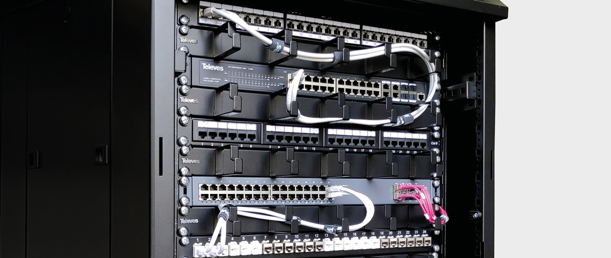 How to choose cable managers for wiring a rack
