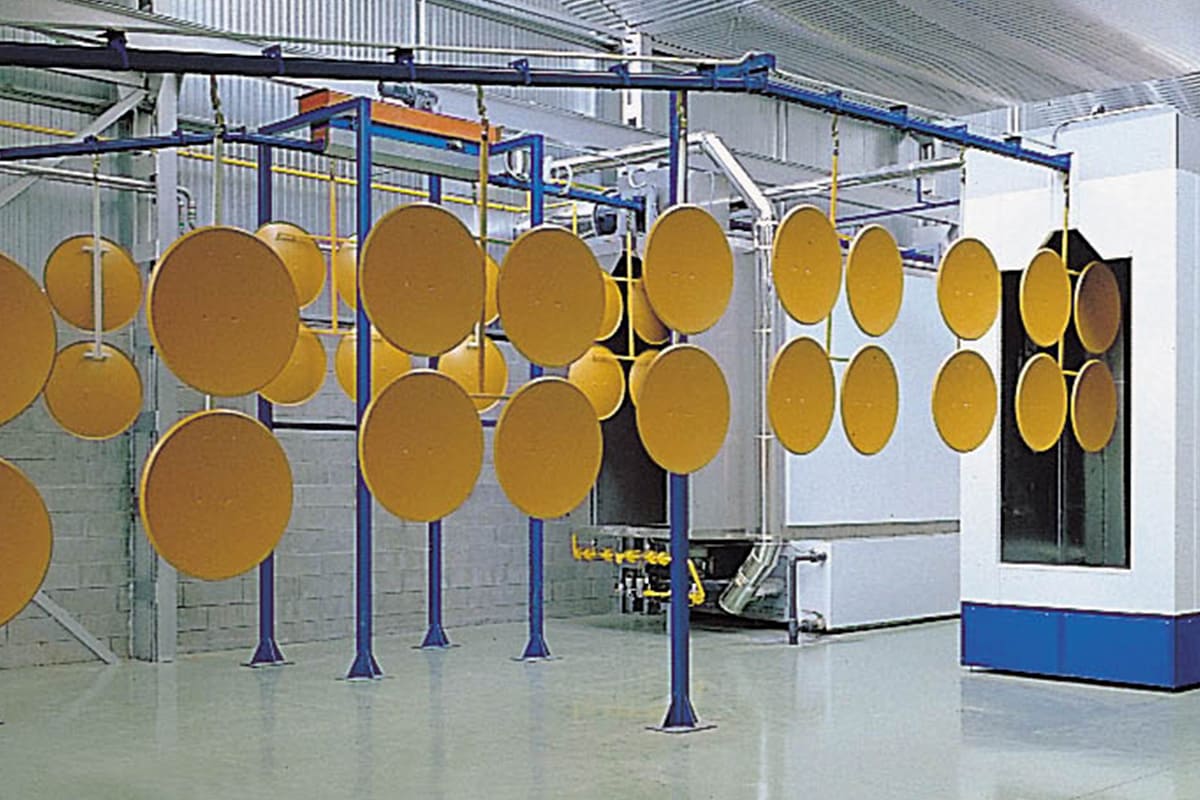 10. Wir produzieren unsere Satelliten-Antennen in automatischen Pressen und lackieren diese danach.